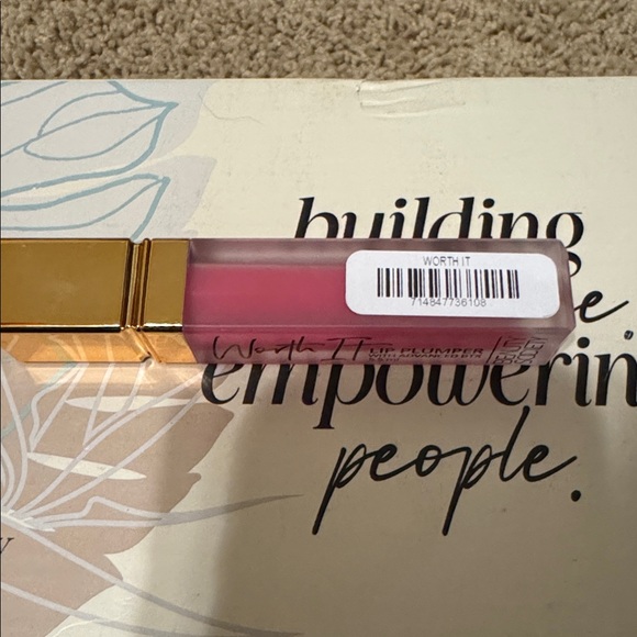 Beauty Society Worth It lip plumper - Picture 3 of 3